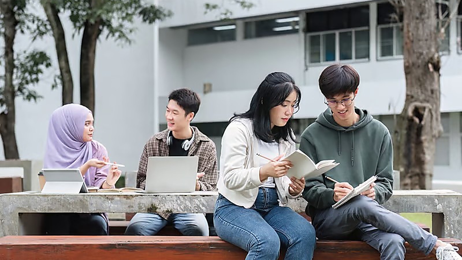 Comparison of the two Hungary routes for Bangladeshi students: Stipendium Hungaricum scholarship with covered tuition and monthly stipend, versus a self-funded place requiring 1.5 years tuition up front